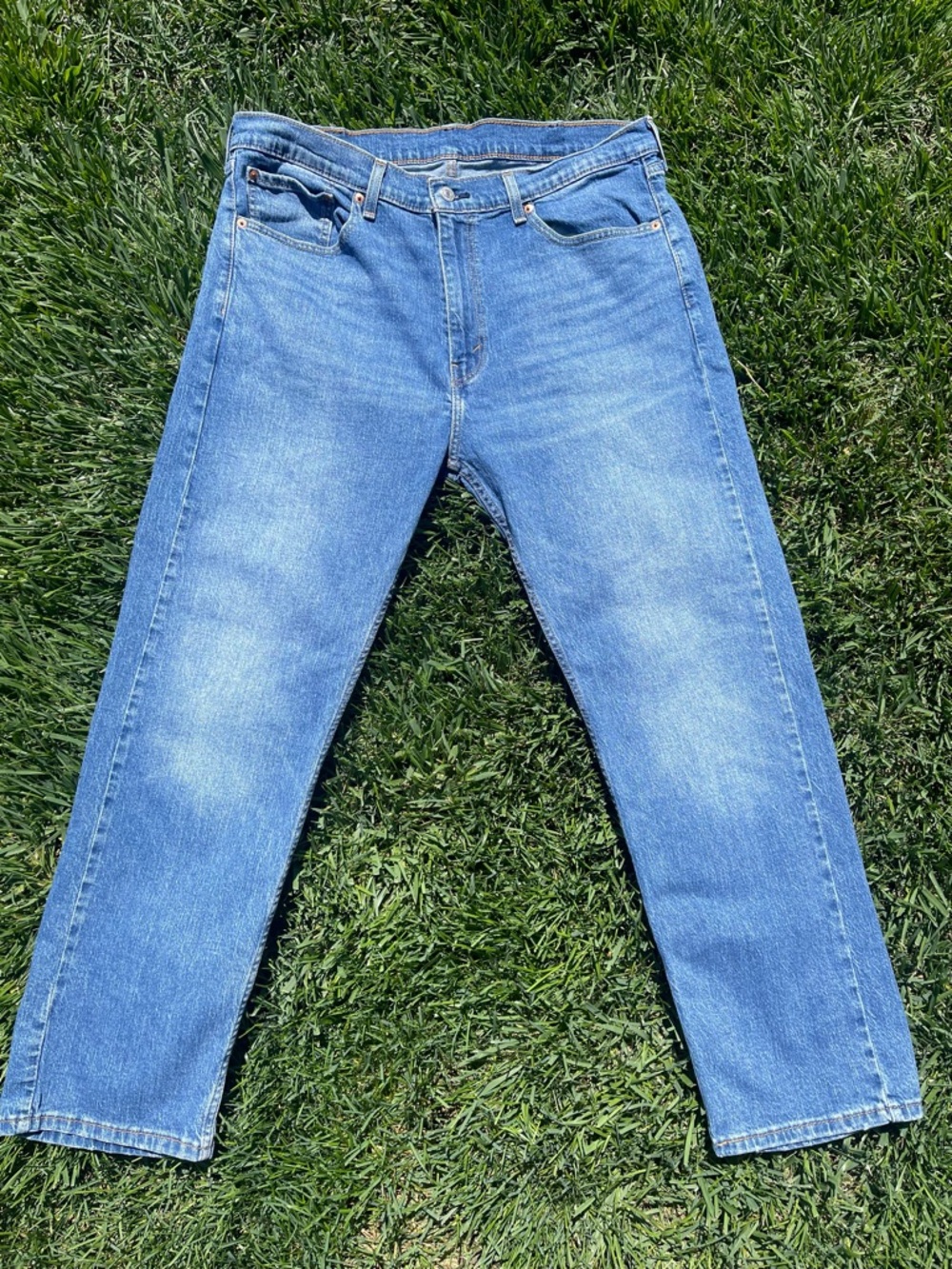Levi's 505 regular fit straight-leg men’s jeans in a medium wash. Size 38 x 30 - Picture 3 of 4